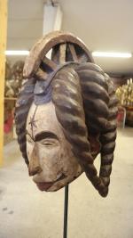 Un masque Igbo en bois polychrome à décor de personnages...