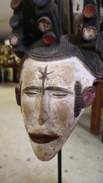 Un masque Igbo en bois polychrome surmonté d'un personnage -...