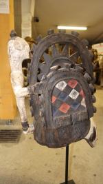 Un masque Igbo en bois polychrome surmonté d'un personnage -...