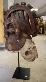 Un masque Igbo en bois polychrome - Nigéria - H. 57cm...