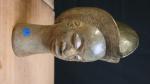 *Une tête style Massaï en pierre sculptée - H.: 30...