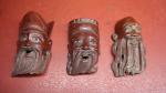 Trois têtes en bois sculpté et incrustation d'os - Chine...