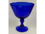 BIOT - une coupe en verre bullé bleu - H:27cm...