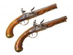 Une paire de pistolets de cavalerie à silex - platine...