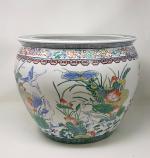 Un cache-pot en porcelaine à décor de paysage aux grues...
