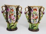 Une paire de vases en porcelaine à décor floral polychrome...