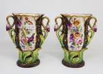 Une paire de vases en porcelaine à décor floral polychrome...