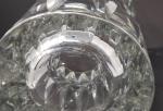 Saint LOUIS - Un vase en cristal taillé signé sur...