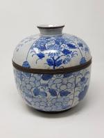 Une boite en céramique craquelée à décor floral bleu sur...