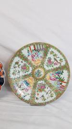 Deux plats en porcelaine - l'un à décor Imari, Japon,...
