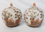 Une paire de pots en céramique craquelée à décor floral...