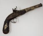 Un pistolet et un moukala - reproductions décoratives époque XXème...