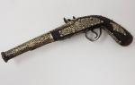 Un pistolet et un moukala - reproductions décoratives époque XXème...