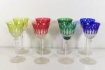 SAINT-LOUIS : Huit verres en cristal taillé et coloré vert,...