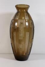 DAUM-NANCY: Grand vase ovoïde en cristal fumé à décor dégagé...
