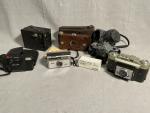 Lot d'appareils photos comprenant : Kodak Instamatic, micro 110, Pentax,...
