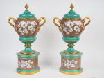 Paire de pots couverts Napoléon III en porcelaine, à décor...