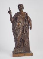 Ecole francaise XIXème 
"Athena tenant deux aulos".
Sculpture en bronze à...