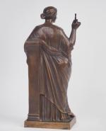 Ecole francaise XIXème 
"Athena tenant deux aulos".
Sculpture en bronze à...