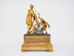 Pendule début XIXème en bronze à patine dorée et brune...