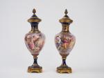 Paire de vases ovoïdes couverts en céramique de Sèvres, à...