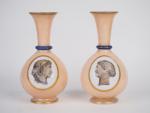 Paire de vases balustres Napoléon III en opaline à décor...