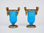 Paire de petits vases Médicis Napoléon III en opaline bleue.
Monture...