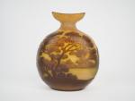 GALLE.
Vase ovoïde en verre polychrome à décor gravé en camée...