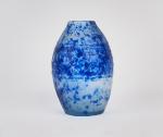 LEGRAS.
Vase en verre givré et moucheté, décor en camaïeu bleu...