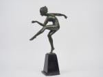 DERENNE.
"Danseuse".
Sculpture en bronze à patine verte.
Signée.
Socle en marbre (égrenures).
Dim. de...