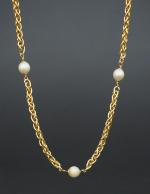 Collier en or et cinq perles.
Poids tel : 12,40 g