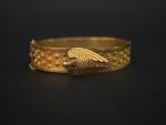 Bracelet rigide en or à décor d'oiseaux et d'étoiles. 
Poids...