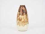 THARAUD.
Vase ovoïde en porcelaine de Limoges à décor de fleurs...