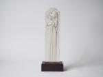 R. LALIQUE.
"Vierge à l'enfant".
Sculpture en verre blanc moulé-pressé, socle en...