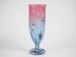 SCHNEIDER.
Vase "Jades" en verre poudré rose, bleu moucheté de violet.
Signé.
H....