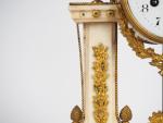 Pendule Louis XVI en marbre et bronze doré à décor...