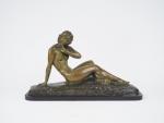CIPRIANI. 
"Jeune femme alanguie".
Sculpture en bronze à patine verte, socle...
