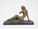 CIPRIANI. 
"Jeune femme alanguie".
Sculpture en bronze à patine verte, socle...