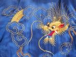 Robe en soie bleue à décor de dragons.
Indochine vers 1930...