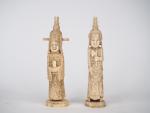 2 statuettes en ivoire représentant des gardiens 
Indochine vers 1930...