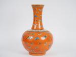 Vase bouteille à long col en porcelaine finement décorée en...