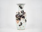 Vase balustre en porcelaine décor émaillé en grisaille et corail...