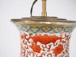 Vase en porcelaine émaillée, décor corail de fleurs de lotus,...