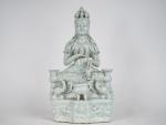 Statuette en porcelaine blanc de Chine assise en méditation tenant...