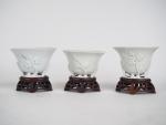 Trois petites coupes limatoires en porcelaine blanc de Chine décor...
