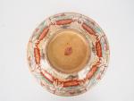 Une coupe en porcelaine de Nankin décor de divinité bouddhique1900Diam;...