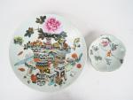 Lot comprenant un plat en porcelaine famille rose décor d'objets...