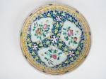 Importante coupe en porcelaine famille rose décor de motifs de...