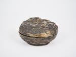 Boite couverte en bronze, décor de dragons 
marque apocryphe Xuande...