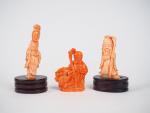 3 différentes statuettes en corail rosé Chine vers 1930
Poids :...